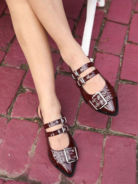Castanho - Off The Hook Alderbrook Pointed Toe Leather Buckled Flat Sandals (W54110) | R$ 445