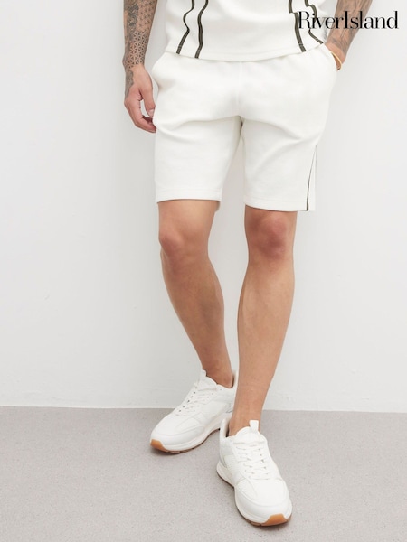 River Island Slim Laid On Taped Shorts (W57279) | €42