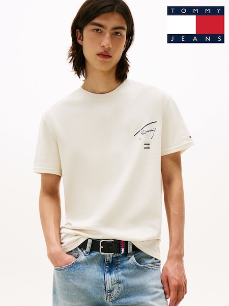كريم - Tommy Jeans Signature Back Logo Crew Neck T-Shirt (W59154) | ‏204 د.إ.‏