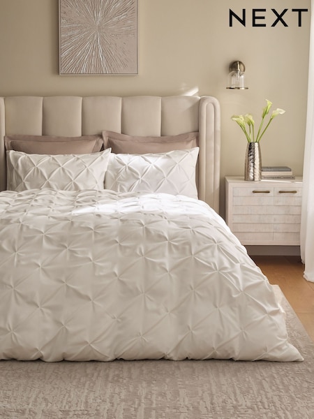 White Pinch Pleat Soft Touch Brushed Duvet Cover and Pillowcase Set (W67519) | R$ 410 - R$ 705