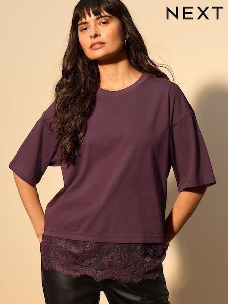 Burgunderrot - Short Sleeve Lace Hem T-Shirt (W69625) | 39 €