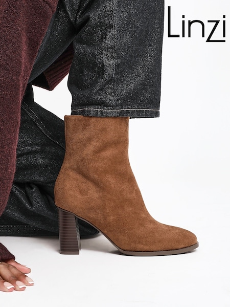 Linzi Brown Light Approach Round Toe Block Heeled Ankle Boots (W74507) | €59