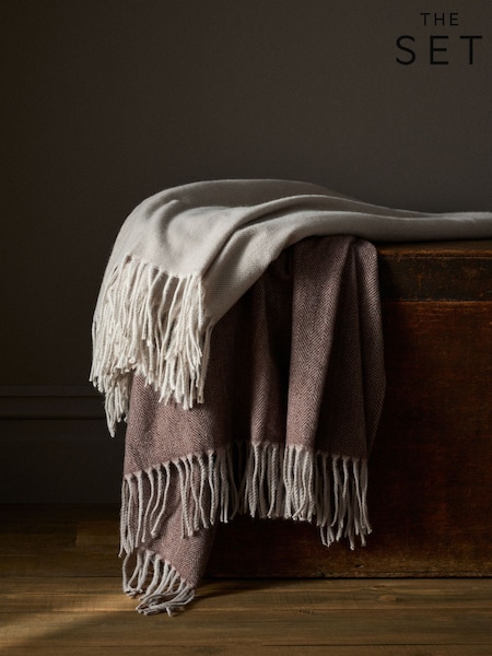The Set 2 Pack Chocolate/Natural Herringbone Throws (W77042) | €42.50