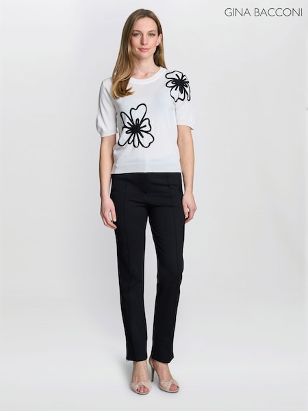 Gina Bacconi Vicki Short Sleeve White Sweater With Flower Appliqué (W82983) | R$ 585
