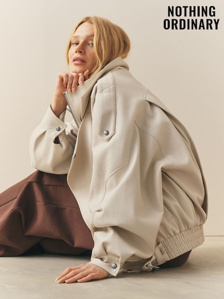 Nothing Ordinary Stone Faux Leather Funnel Collared Biker Jacket (W86900) | R$ 1.470