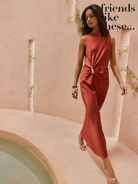 Rostbraun/Rot - Friends Like These Satin Sleeveless Draped Hardware Midi Dress (W88731) | 95 €