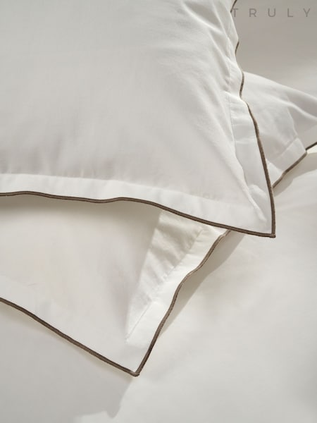 Truly Embroidered Oxford Pillowcases (W89822) | 54 €