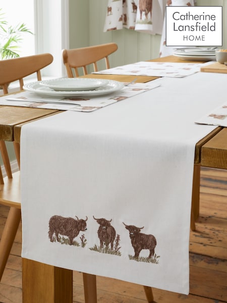 Catherine Lansfield Natural Angus Highland Cow Cotton Dining Table Runner (W95391) | R$ 130