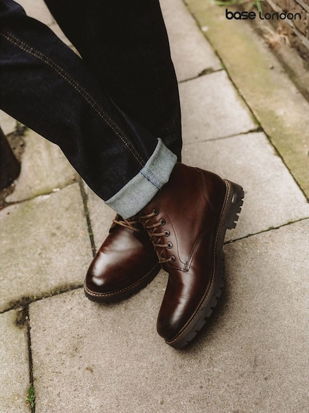 Castanho - Base London Nickel 7 Eyelet Boot (W97299) | R$ 840