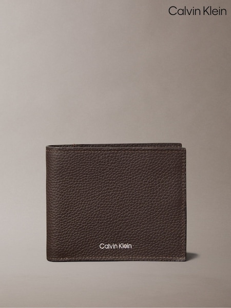Castanho - Calvin Klein Foil Embossed Logo Bifold Wallet (Y15581) | R$ 545