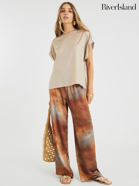 River Island Gold Satin Short Sleeve Turn Up Cuff T-Shirt (Y17873) | R$ 285