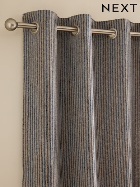 Cortinas con plisado tipo lápiz y diseño a rayas en tejido cepillado