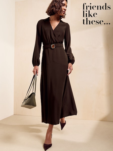 Marron chocolat - Friends Like These Robe chemise midi ceinturée avec des détails métalliques