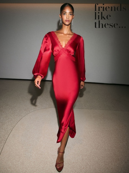 Rouge - Friends Like These Robe midi en satin à manches longues et empiècement en dentelle.