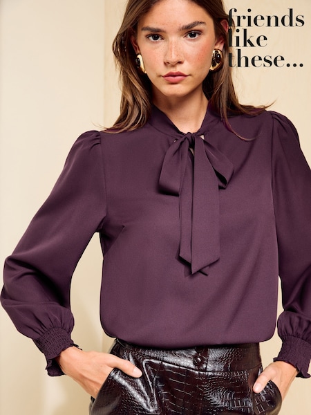borgoña - Friends Like These Blusa de manga larga con cuello anudado y puños fruncidos.
