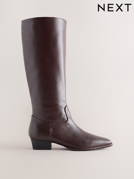 أحمر عنابي - بمقاس قدم قياسي وساق ضيقة بتقنية Forever Comfort®؟ بوت جلد بارتفاع الركبة طراز غربي Chisel Toe