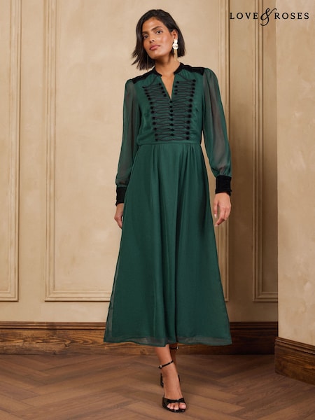 Forest Green - Vestido a media pierna con detalle de terciopelo y alamares de Love & Roses
