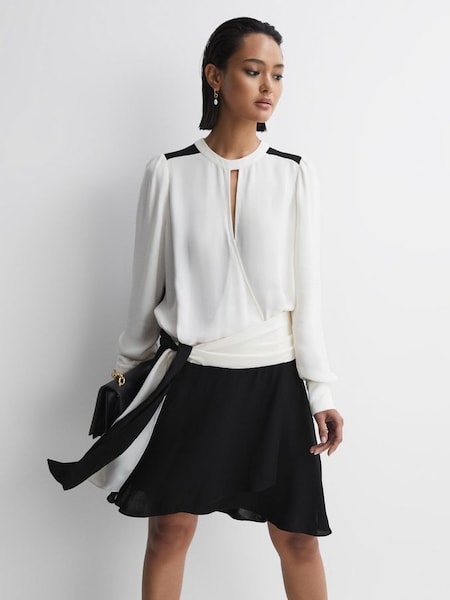 Ivoorkleurige/zwarte mini-jurk met kleurvlakken en riem (510540) | € 285