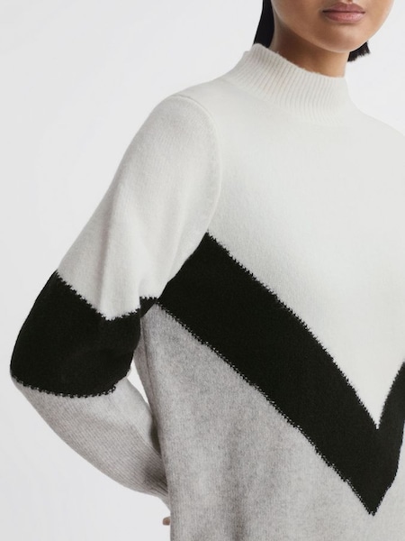 Ivoorkleurige/zwarte trui met trechterkraag en kleurvlakken (563054) | € 115