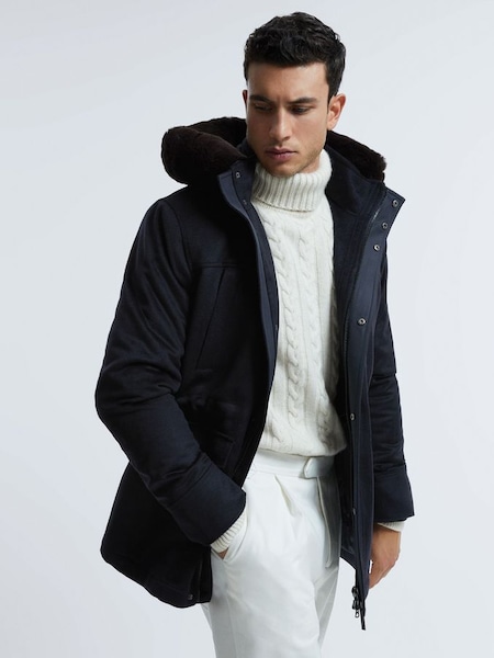 Manteau en cachemire à capuche amovible en fausse fourrure, bleu marine Atelier (638440) | 1 039 €