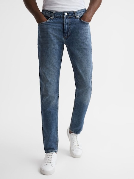 Tapered Jeans mit mittelhohem Bund in Mittelblau​​​​​​​ (788317) | 101 €