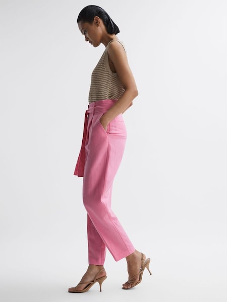 Roze toelopende broek met hoge taille en riem (919481) | € 92