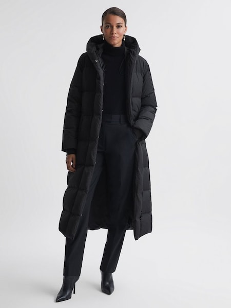 Lange gewatteerde jas met riem in zwart (A96970) | € 570