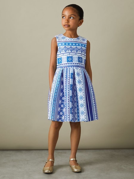 Junior jurk van scubastof met tegelprint, aansluitend lijfje en uitlopende onderkant met blauwe print (B34810) | € 80