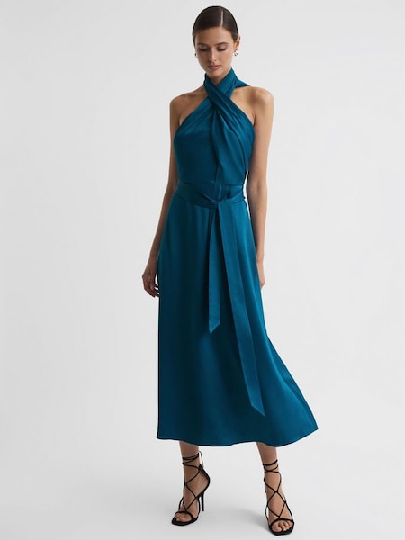 Satijnen aansluitende midi-jurk met halterhals in blauwgroen (C52401) | € 140