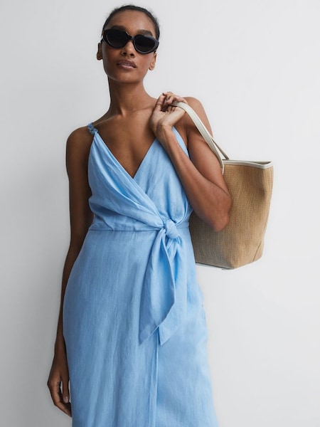 Robe mi-longue bleue en lin nouée sur le côté (D43758) | 78 €