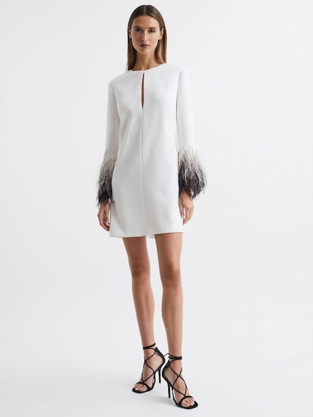 Halston - Witte modieus gesneden mini-jurk met verenmouwen (D69339) | € 470