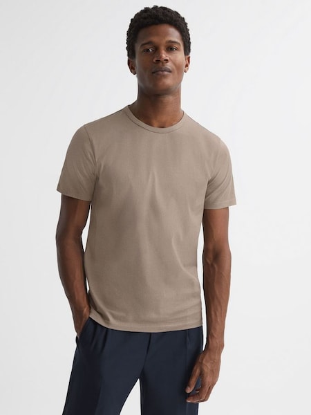Mercerised T-shirt met ronde hals in Fawn (D70160) | € 43