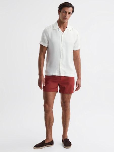 Geripptes Polo-Shirt mit kubanischem Kragen in Slim Fit, Ecru (D78226) | 100 €