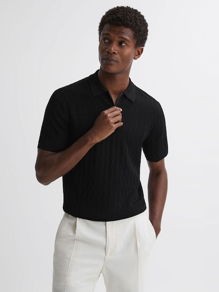 Texturiertes Polo T-Shirt mit halbem Reißverschluss in Schwarz (D90954) | 98 €