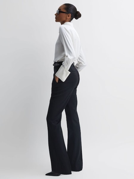 Maatgesneden uitlopende pantalon in zwart (M82648) | € 220