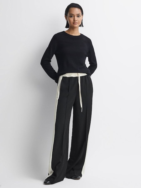 Zwarte broek met trekkoord, contrasterende streep en wijde pijpen (N17311) | € 195