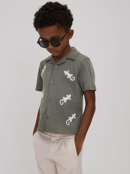 Chemise à col cubain en coton avec patch reptile, couleur sauge/blanc (N74019) | 45 €
