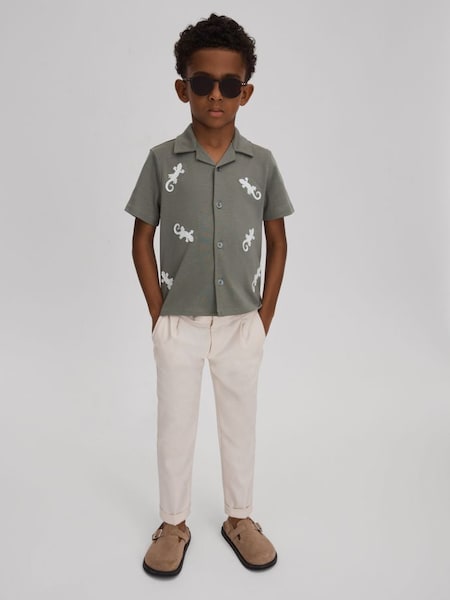 Chemise à col cubain en coton avec patch reptile, couleur sauge/blanc (N74025) | 50 €