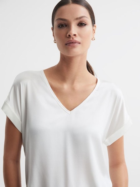 Ivoorkleurig T-shirt met zijde aan de voorkant en V-hals (Q69236) | € 170