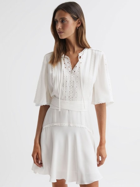 Kanten mini-jurk met hoogsluitende hals in ivoorwit (T61830) | € 125
