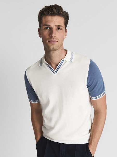 Polo-T-Shirt mit offenem Kragen und Zierstreifen, Weiß/Blau (T87924) | 56 €