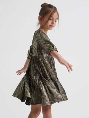 Reiss Casey Gesmoktes Kleid in Metallic-Optik mit Stufendetail