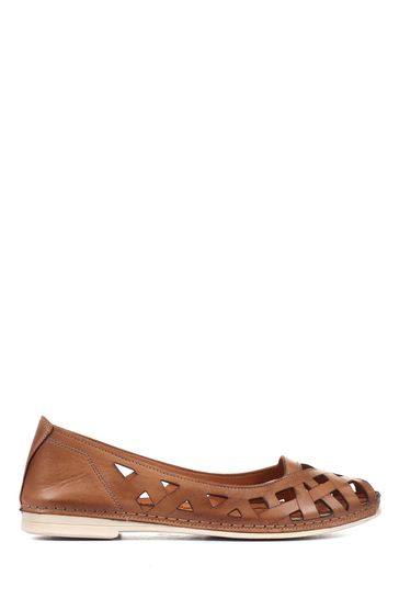 tan ballet pumps