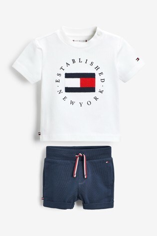 tommy hilfiger shorts outfit