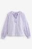 Flieder-Violett - Bluse mit Schluppe und Blumenmuste
