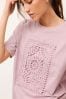 Rosa - Placement T-Shirt mit Häkeldesign