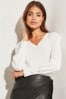 Lipsy Pullover mit V-Ausschnitt, Muschelsaum-Detail und geknöpften Ärmeln