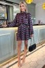 AX Paris Langärmeliges, hoch geschlossenes Skater-Kleid mit Gürtel und mehrfarbigem Aufdruck, Violett