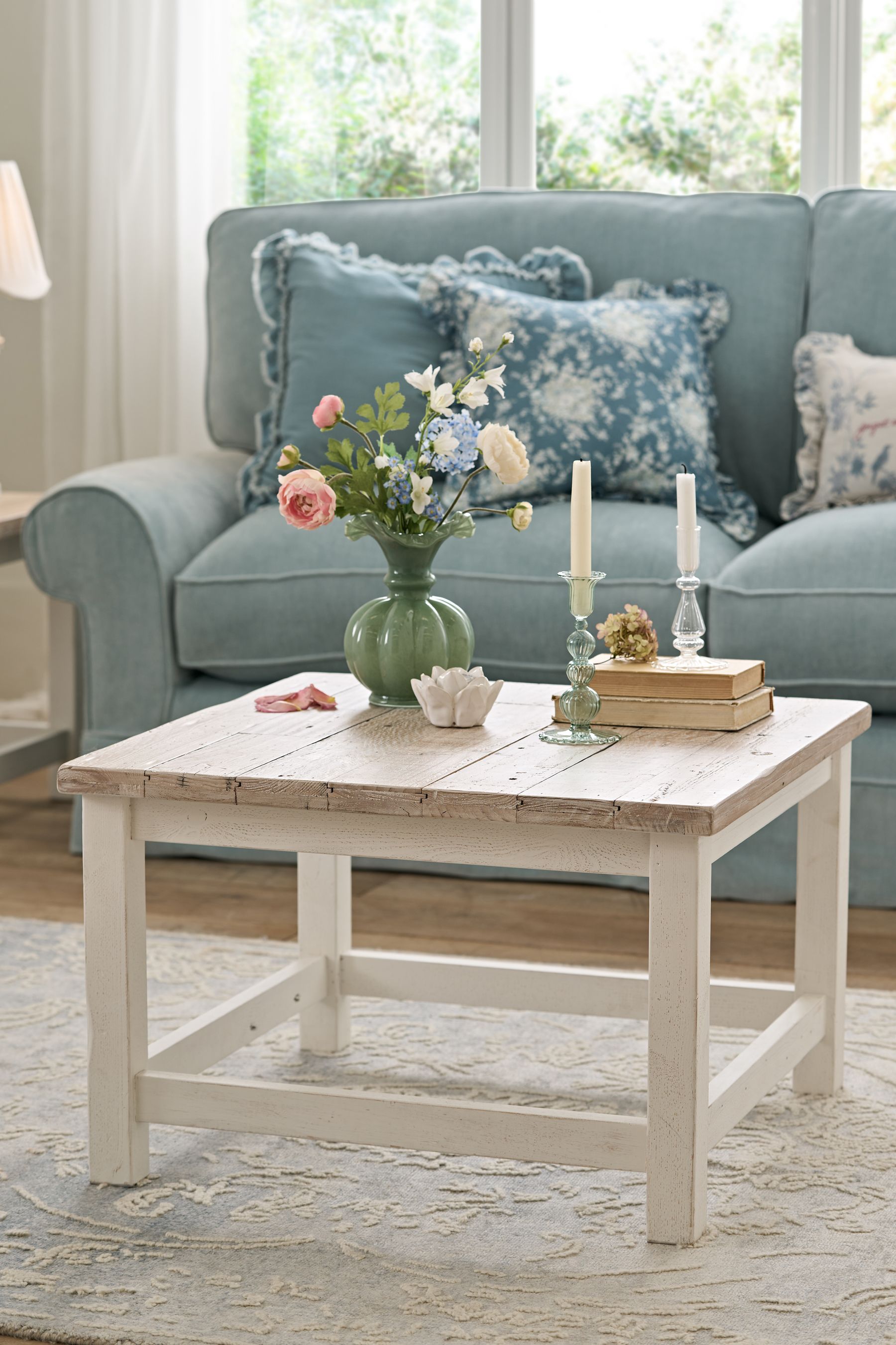 サイドテーブル・ナイトテーブル・ローテーブル Rachel Ashwell Loretta Coffee Table Shabby Chic By Rachel Ashwell White Loretta Coffee Table - White