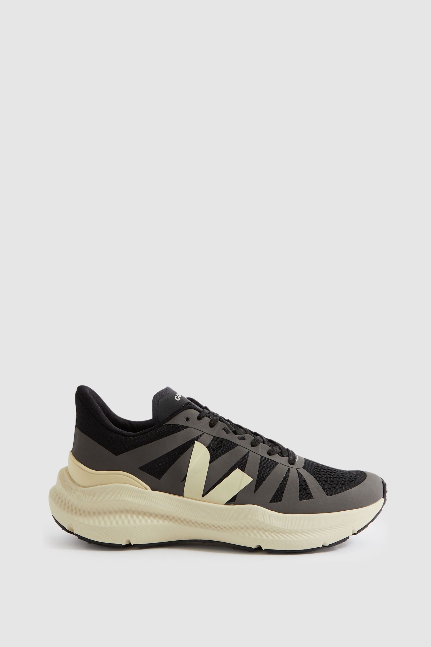 Veja Mesh Running Trainers In Black/grey